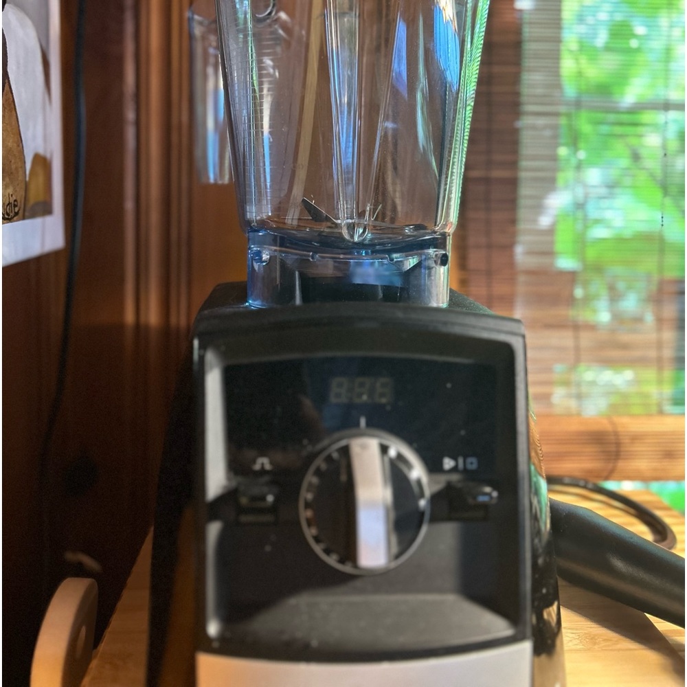 SOLD♥️♥️♥️♥️Vitamix, excellent condition, used only twice since purchased new.